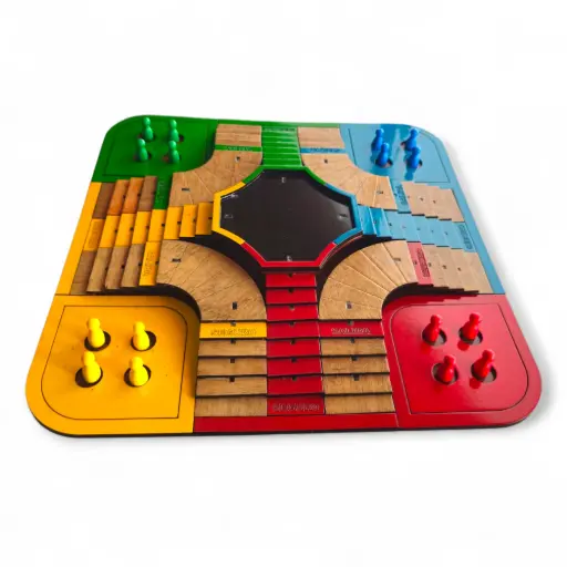 Parqués 3D Cuatro (4) Puestos en Madera Artesanal – Juego de Mesa Clásico 